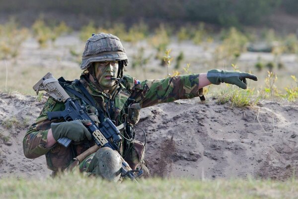 Soldat mit Waffen im Graben