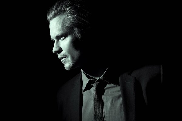 Timothy David Olyphant in giacca e cravatta