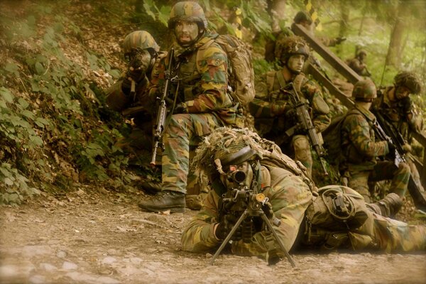 Soldats belges lors d un exercice de tir