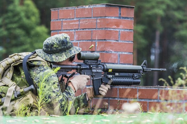 Soldado canadiense se prepara para el ataque