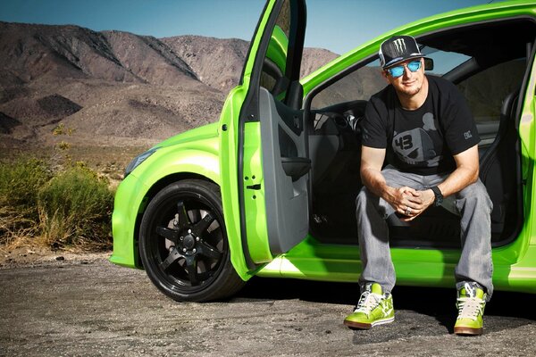 Piloto Ken Block en un Ford Focus verde