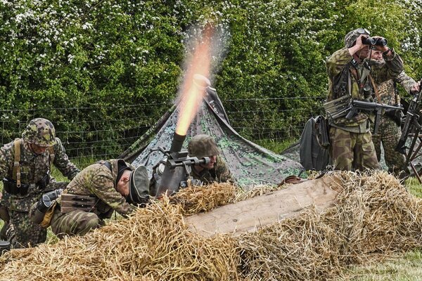 Flammen aus einem Mörser. Militärische Rekonstruktion des Kampfes