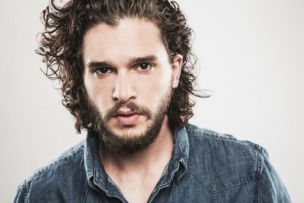 Primo piano dell attore Kit Harington