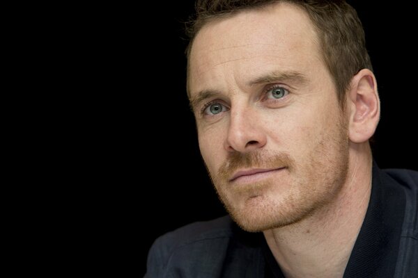 Attore Michael Fassbender con uno sguardo penetrante