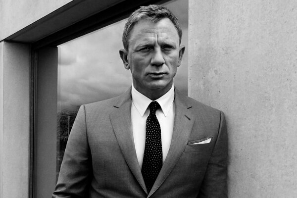 Daniel Craig con un traje de corbata. Foto en blanco y negro