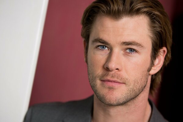 La cara del actor Chris Hemsworth de cerca en la cara llena