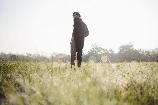 Hombre con barba en un campo verde