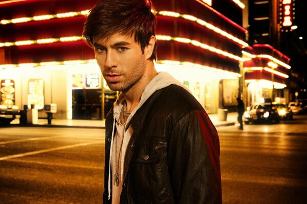 Le célèbre chanteur Enrique Iglesias sur le fond de la ville de nuit