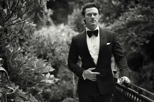 Luke Evans in a bow tie suit