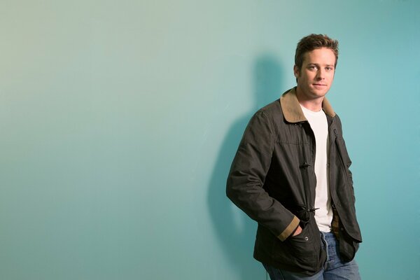 Armie Hammer en chaqueta y jeans