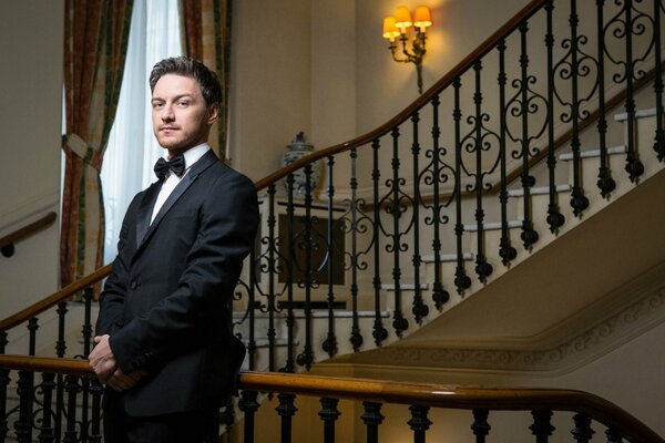 Schauspieler im Anzug auf dem Hintergrund der Treppe