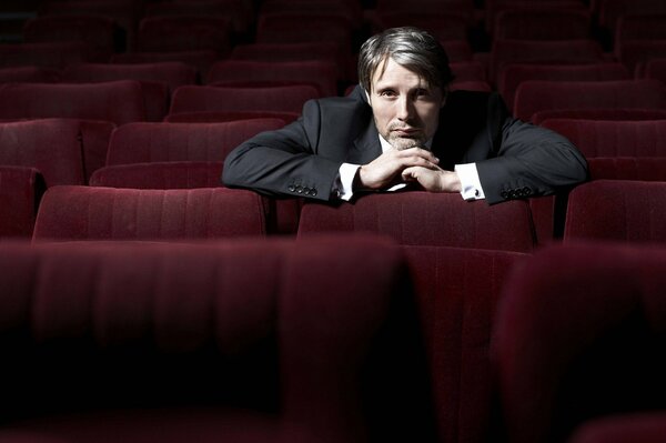 Mads Mikkelsen in un servizio fotografico nella sala cinema