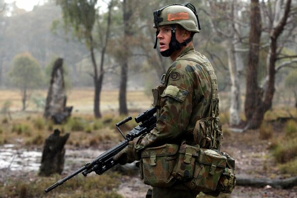 Le soldat a baissé son arme