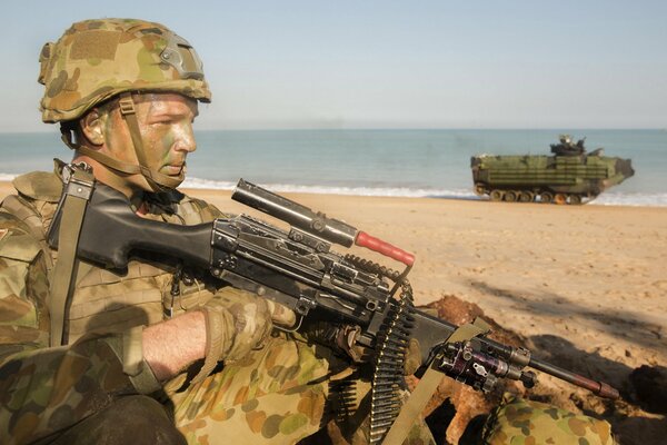 Australische Armeesoldaten mit Waffen