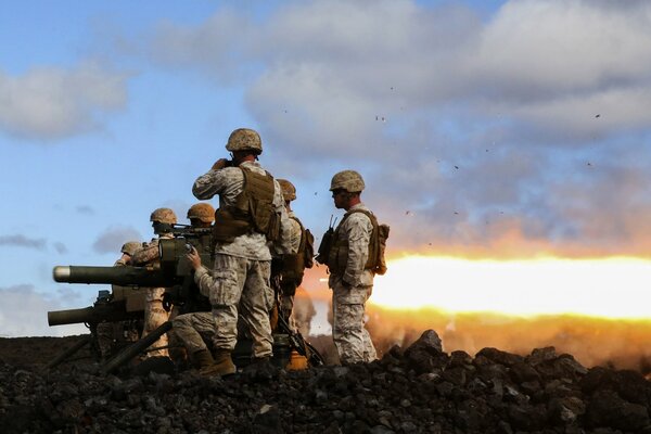 Soldats en exercice sur le terrain