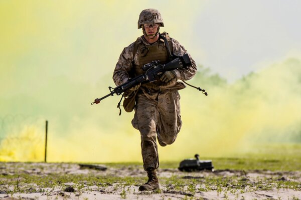 Soldado con armas huye en medio del humo