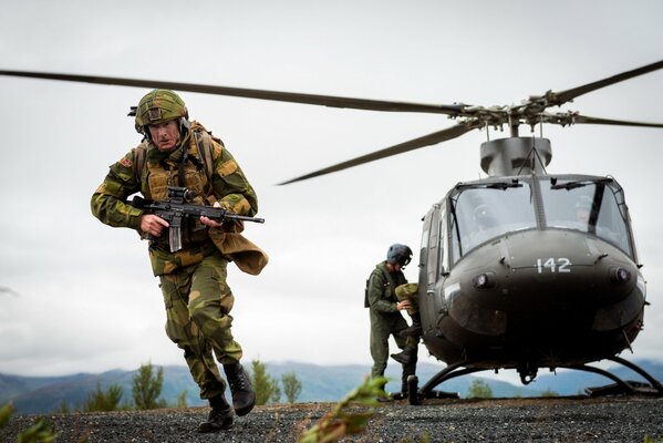 Helicóptero de combate aterriza para desembarcar soldados