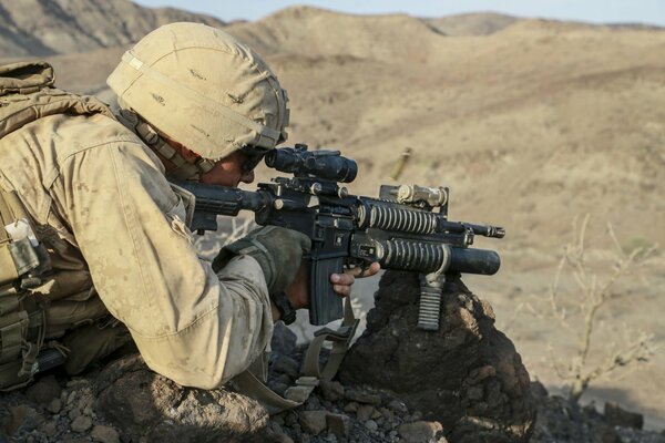 Soldat américain avec des armes sur le terrain