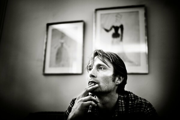 Photo en noir et blanc de Mads Mickelson