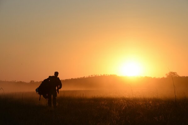 Soldado por la mañana en el campo