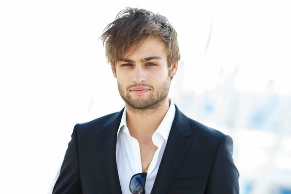 Acteur Douglas Booth dans une veste