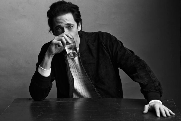 Servizio fotografico in bianco e nero di Adrian Brody per la rivista