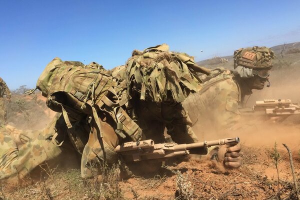 Militärische Übungen im Feld