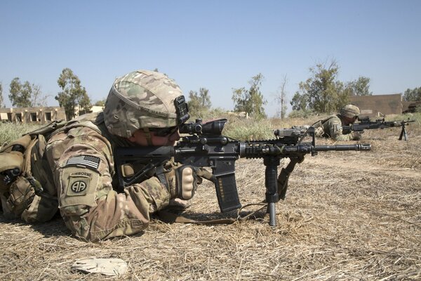 Soldat de l armée américaine avec des armes