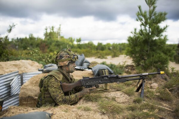 Soldado con armas en el ejército canadiense