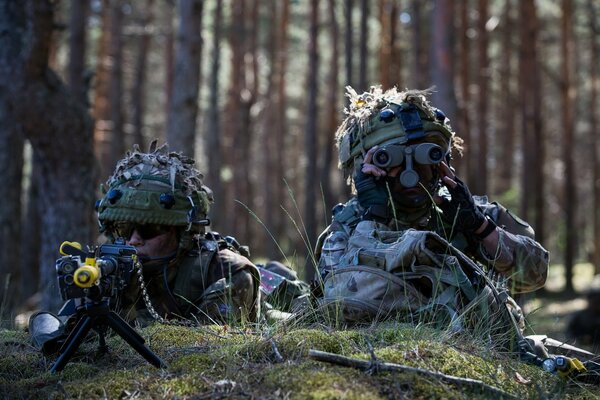 Des soldats déguisés avec une arme à feu cherchent la cible