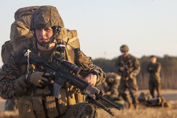 En pleine tenue militaire à l arrêt