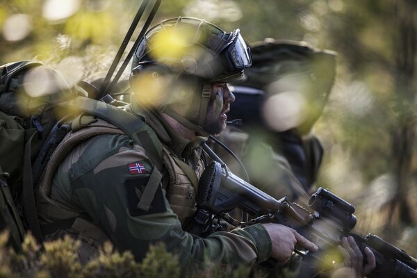 Ejercicios de combate en un bosque denso