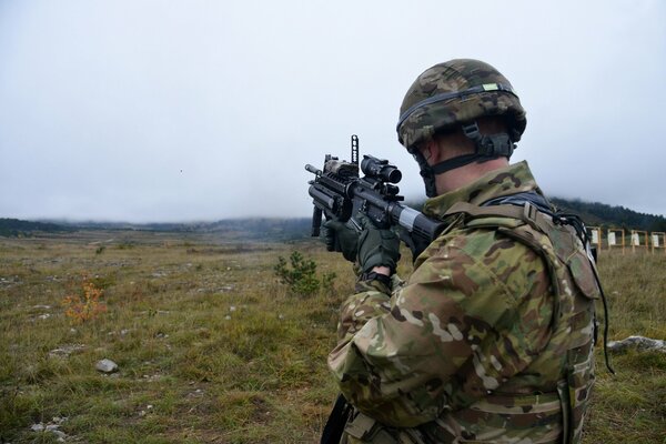 A US soldier with a grenade launcher on exercises