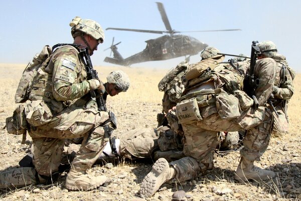 Soldats de l armée avec des armes se cachent de l ennemi