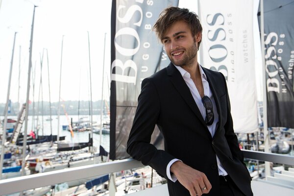 Aktor Douglas Booth w kurtce Hugo boss