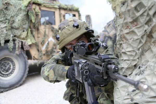 Soldat mit Waffen Armee Militär