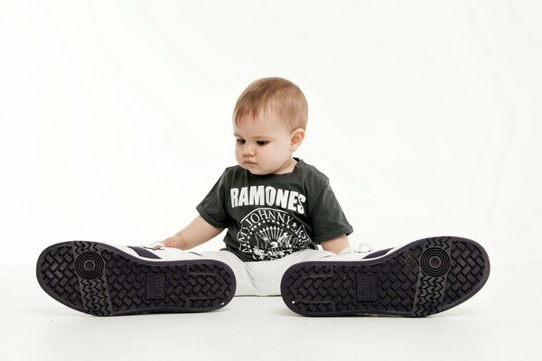 Niño pequeño con zapatos grandes