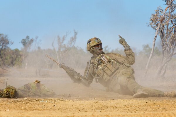 Ein Soldat der australischen Armee mit einer Waffe in der Hand