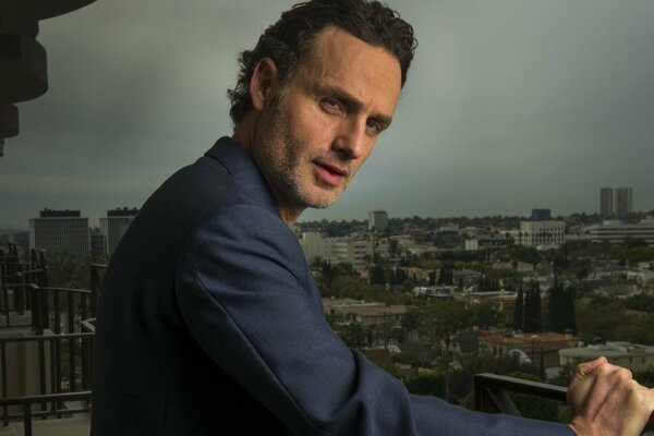 Aktor Andrew Lincoln na balkonie budynku