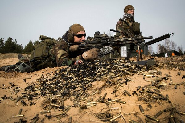 Letton SWAT avec des armes dans le désert