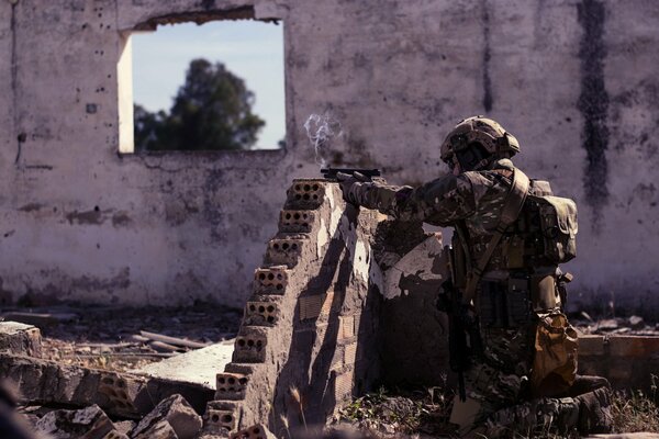 Soldat avec des armes défensives dans la guerre