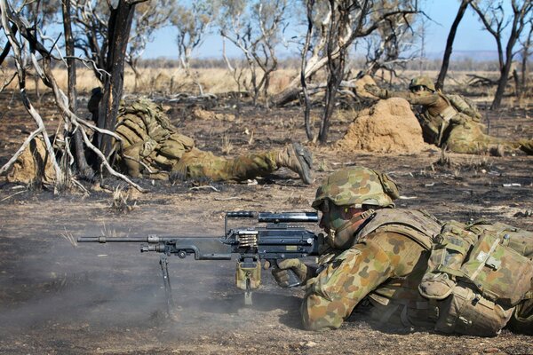 Soldat de l armée Australienne avec des armes