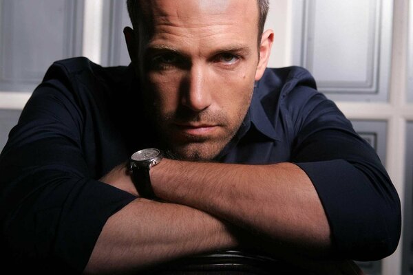 Attore Ben Affleck con l orologio in mano