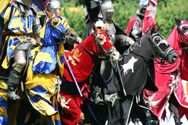 Ritter des Krieges in Rüstung auf Pferden