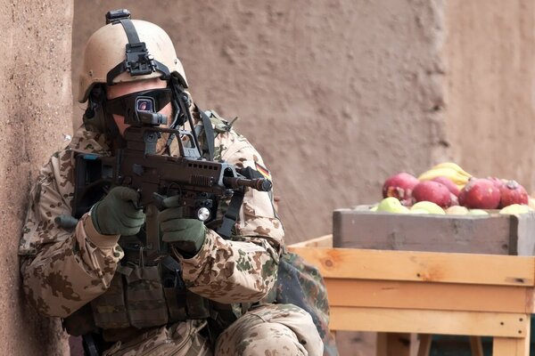 Soldado con armas en la misión