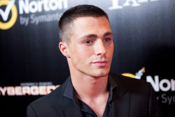 La modelo Colton Haynes en una sesión de fotos