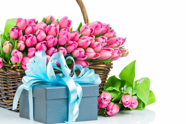 Cesto di tulipani rosa luminosi e confezione regalo