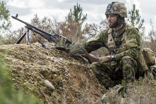 Soldado con armas del ejército canadiense