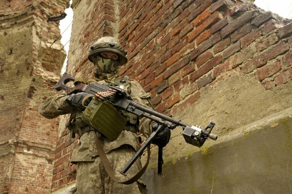 Ukrainischer Soldat mit Waffen