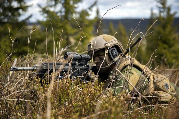 Un soldat de l armée norvégienne visé